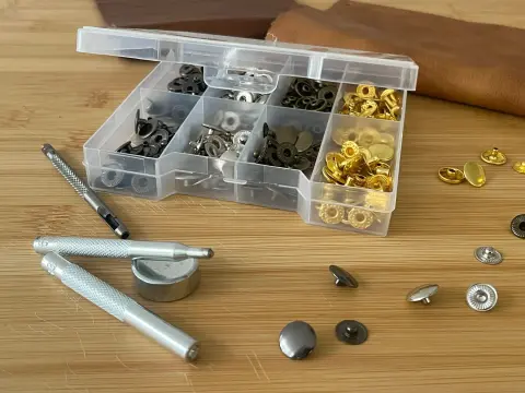 Druckknopf Sortiment mit Werkzeuge   01