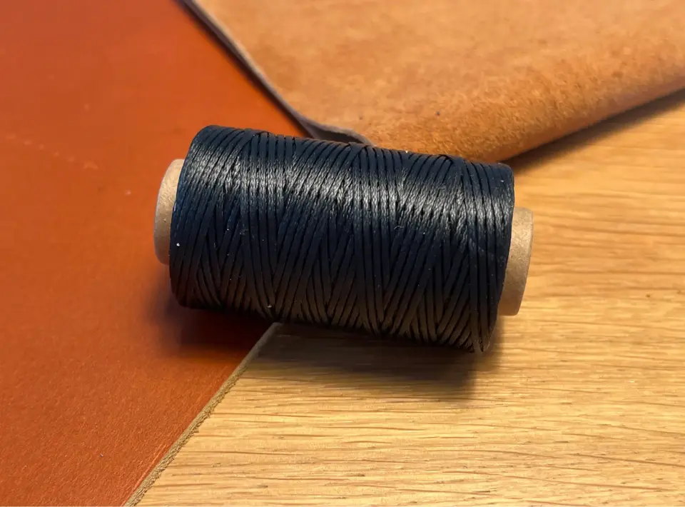 Gewachstes Garn, 50 Meter   Schwarz