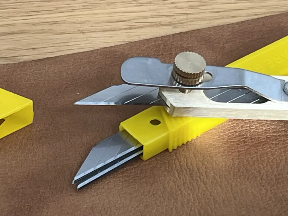 Verstellbarer Messer mit 10 Ersatzklingen   01