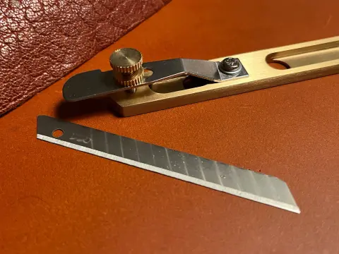 Verstellbarer Messer mit 10 Ersatzklingen   02