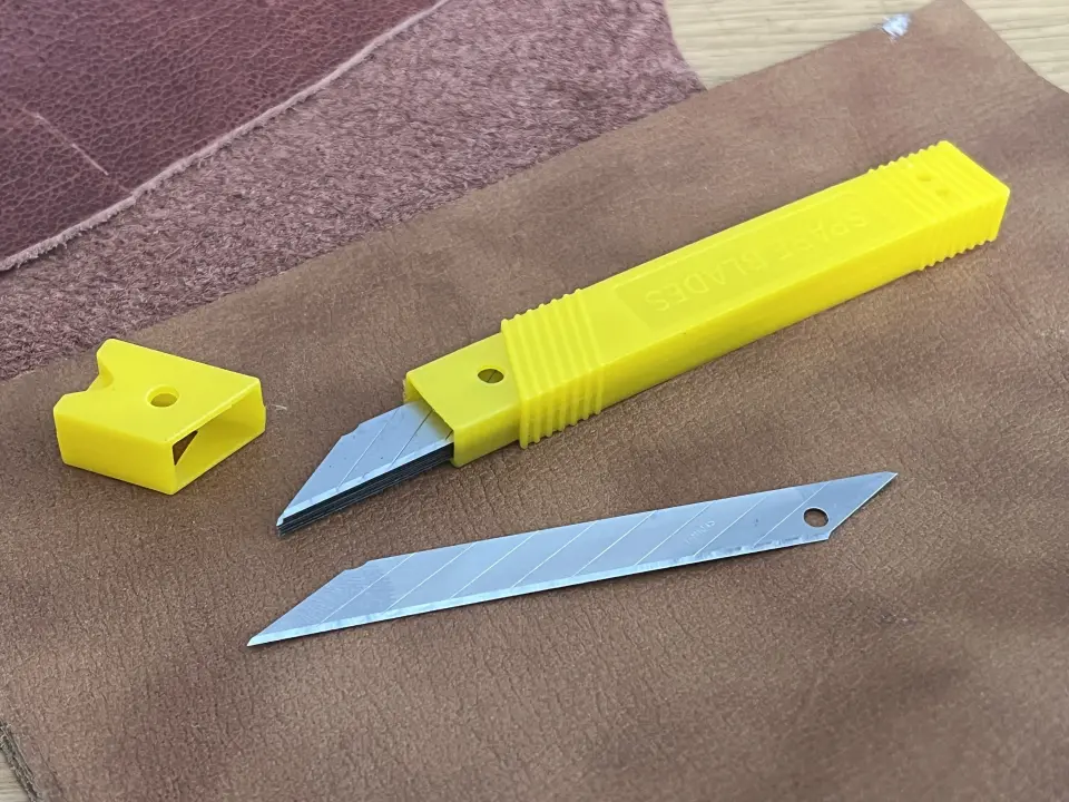 Verstellbarer Messer mit 10 Ersatzklingen   10